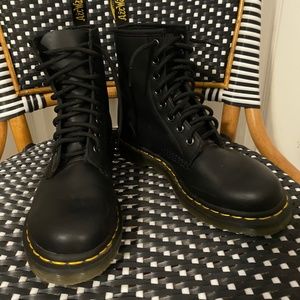 size 7 Dr. Martens Womens Leather Lace Up Boots